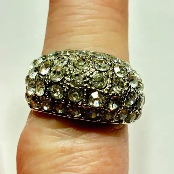 Vintage Y2K Silvertone cocktail ring covered in white rhinestones size 8.5 - Picture 5 of 6